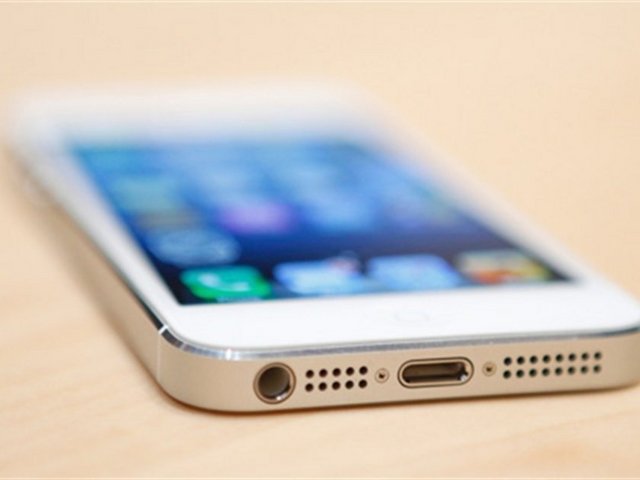 8 megapiksel kameraya sahip olan iPhone 5'in LED flash ve otomatik odaklanma özellikleri daha da geliştirilmiş durumda.