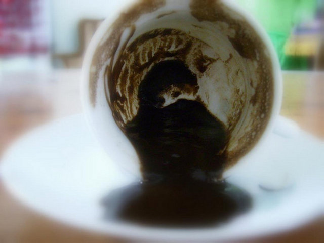 Kahve Falında ALEV Görmek:  Büyük bir aşka tutulacaksınız, sakın ola ki onu kaybetmeyin demektir. -