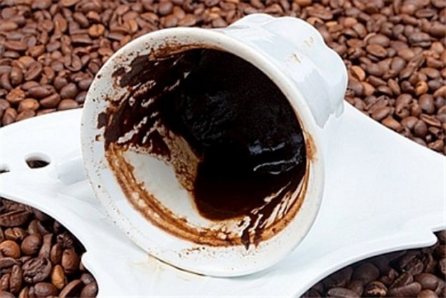 Kahve Falında ÇEKİÇ Görmek:  Bütün işlerinizde engeller karşınıza çıkacaktır Demektir.