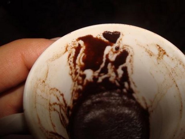 Kahve Falında CÜZDAN Görmek:  Bir müddet için sırlarınızı en yakın dostunuza bile açmamalısınız Demektir -