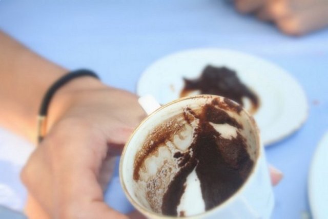 Kahve Falında PALTO Görmek:  Sizi seven kişileri kırmamaya çalışın, onlar gerçekte sizi çok seviyorlar Demektir. -