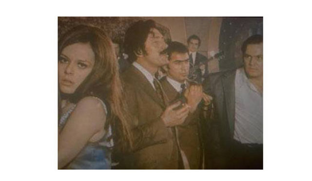 İş hayatlarındaki başarılarını özel hayatlarına taşımayı amaçlayan ve 1965 yılında evlilik kararı alan Ediz Hun - Hülya Koçyiğit ikilisinin ilişkisi Koçyiğit'in annesinden onay görmedi. Dönemin ünlü yönetmenlerinden Temel Gürsu katıldığı 'Arşivlik Muhabbetler/Yeşilçam'ı Yaratanlara Saygı' gecesinde bu durumu '1965'te Hülya Koçyiğit ve Ediz Hun evlenmeye karar vermişti. Ancak Koçyiğit'in annesi bu evliliğe onay vermedi'sözleriyle özetledi.Bunun Üzerine Hun ve Koçyiğit yollarına sadece iş arkadaşı olarak devam etti.