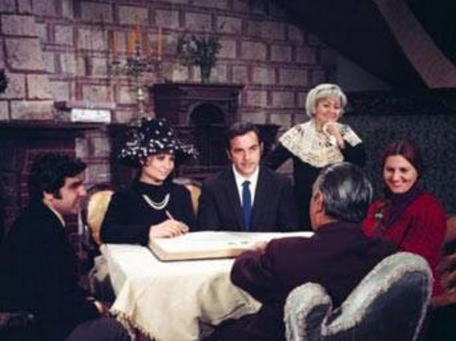 Yolları ilk kez 'Küçük Hanım Efendi' serisinde kesişen iki ünlü oyuncu bu yapım sayesinde büyük bir başarıya da imza attı.