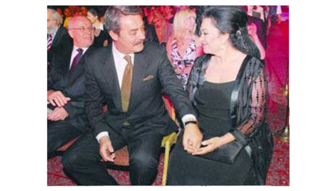 Sinema izleyicisinin 'evlilik' haberlerini beklediği iki ünlü isim geçtiğimiz yıllarda uzun süren bir küslük yaşadı. -  -  -