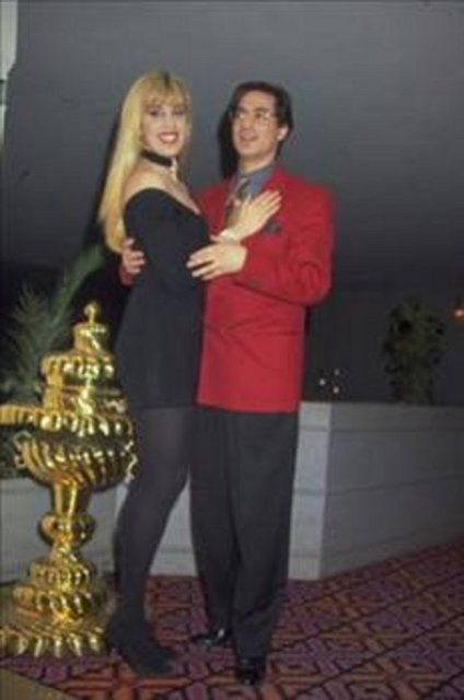 Televizyon programlarının aranılan çifti, 'Biz İkimiz' adlı albümleri ile hem göze hem kulağa hitap etmeyi amaçladılar. Ancak albüm beklenen ilgiyi görmedi ve kelimenin tam anlamıyla hüsranla sonuçlandı.Televizyon programlarının aranılan çifti, 'Biz İkimiz' adlı albümleri ile hem göze hem kulağa hitap etmeyi amaçladılar.