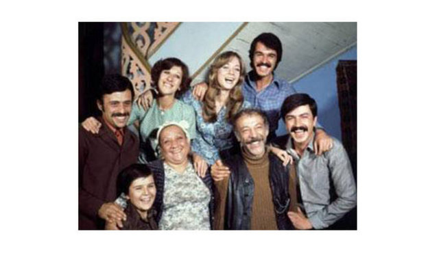 Yönetmenliğini Ertem Eğilmez'in yaptığı Hababam Sınıfı Serisinde de usta sanatçılar birlikte boy gösterdi. -  -