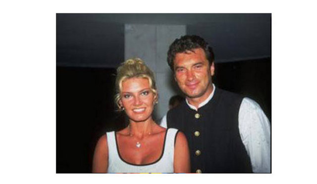 Bir çok ünlü ismin sunuculuk yaptığı program ilk olarak Tarık Tarcan'ın sunumu ile ekranlara geldi. -