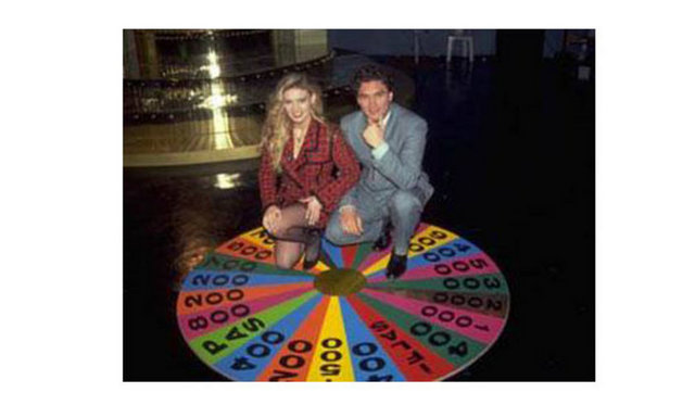 Türk televizyonlarının en uzun soluklu yarışmalarından biri Çarkıfelek. -  - Bir çok ünlü ismin sunuculuk yaptığı program ilk olarak Tarık Tarcan'ın sunumu ile ekranlara geldi. -