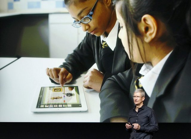 iPhone 5C'lerin renk yelpazesinde Apple klasiği sayılan siyah yer almayacak. ABD'deki satış fiyatı 2 yıllık sözleşme koşuluyla 16 GB'lık modeli için 99 ABD doları, 32 GB'lık modeli için 199 ABD doları olan iPhone 5C'in gövdesi çelik takviyeli polikarbonattan üretildi.