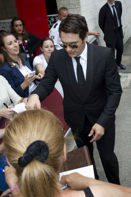 ABD'li oyuncu James Franco, eşcinsel olduğuna yönelik söylentilere açıklık getirdi.