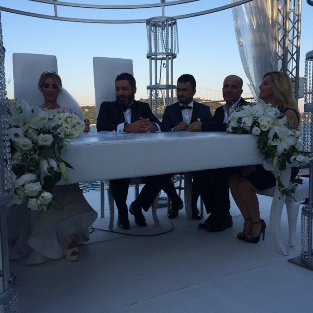 Dinçöz'ün evlilik kararı aldığı isim ise magazin dünyasının yakından tanıdığı bir işadamı; daha önce şarkıcı Hatice ve oyuncu Esra Sönmezer'le aşk yaşayan, Galeri İrfan Home Mağazalar Zinciri'nin yönetim kurulu başkanı Serkan Kodaloğlu oldu.