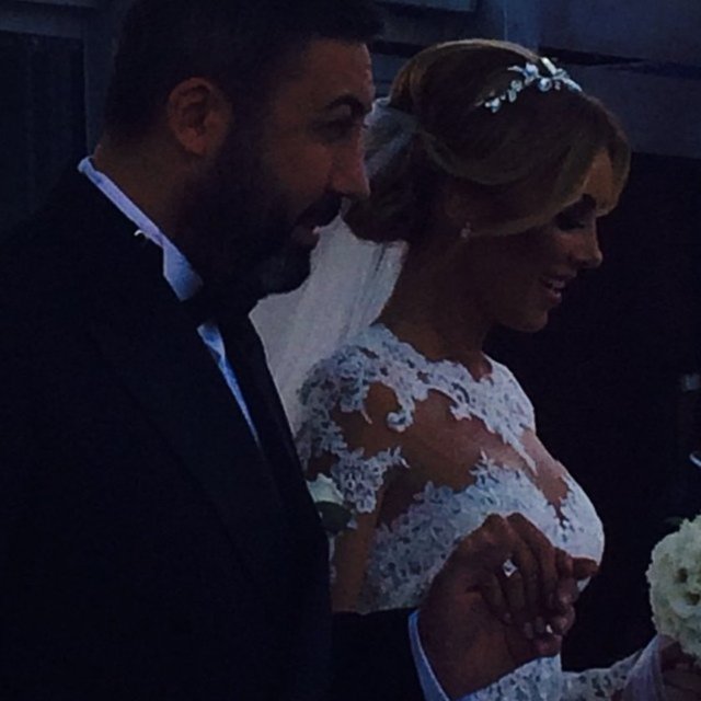 Petek Dinçöz evlendiUzun yıllar birlikte olduğu ve 2008'de evlendiği Can Tanrıyar'dan olaylı şekilde boşanan Petek Dinçöz'ün yeniden nikâh masasına oturdu.