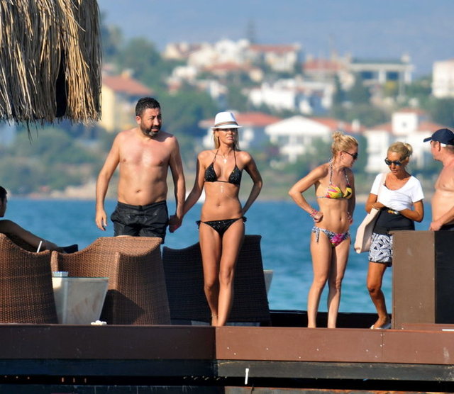 Temmuzda - evlenen ve - iş yoğunluğu nedeniyle - balayına - çıkamayan çift, - otellerine yerleşir - yerleşmez - soluğu denizde - aldı. Yunus - Emre - ÇINAR