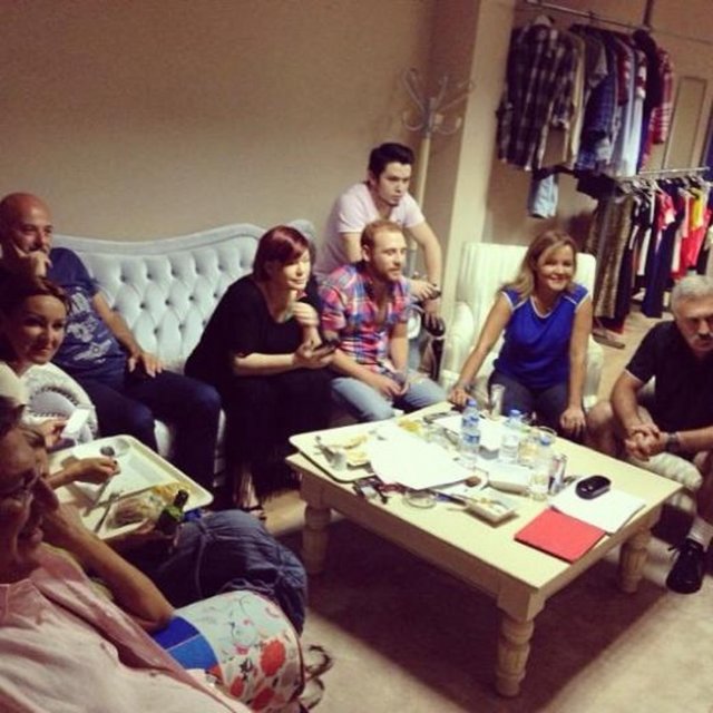 PINAR ALTUĞ - Yemek arasında Çocuklar Duymasın izlenir -