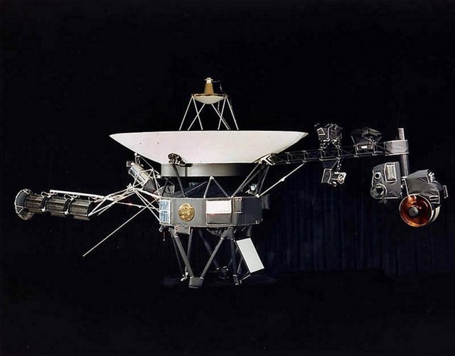 Amerikan Ulusal Havacılık ve Uzay Dairesi (NASA)'dan yapılan açıklamada, Voyager 1'in yaklaşık bir yıl önce yıldızlararası uzaya giriş yapmaya başladığı, Güneş'in bazı etkilerinin hala hissedildiği devasa kabarcığın hemen dışındaki geçiş noktasında ilerlediği belirtildi.