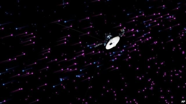 9 Nisan'da Voyager 1'in çevresinde bir plazma dalgası hareketliliği tespit edildi. Uzay aracının, Güneş Sistemi'ni dış uzayın kozmik dalgalarından koruduğu düşünülen ve tüm sistemi kapsayan Helyosfer katmanından çıkmakta olduğu anlaşıldı.