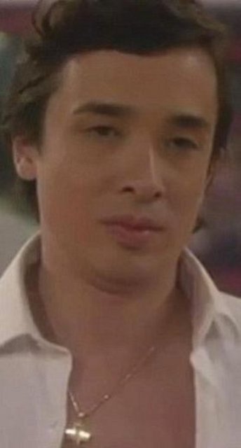 Kohn ise genç kadının kalbini kazanmayı çalışmaktan vazgeçmiyor...