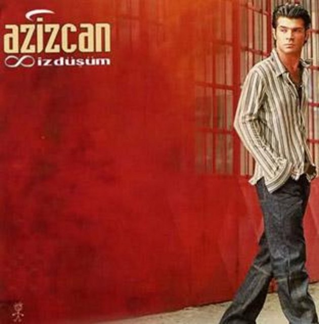Uzun boyu, elinden düşmeyen gitarı ve kimi zaman polemiğe girmekten kaçınmamasıyla da hep önplanda olan Azizcan yarışmadan müzik dünyasına giriş yaptı.