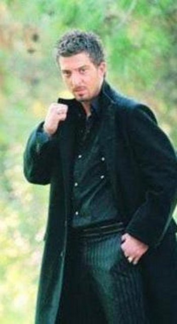 Emrah da Popstar yarışmalarının gözdelerinden biriydi. -  - Yarışma sırasında epey geniş bir hayran kitlesi edinen Emrah Keskin tüm bunlar sona erdikten sonra beklediğini bulamadı. Yarışma sırasında hayal ettiği gibi bir star olamadı Keskin. -