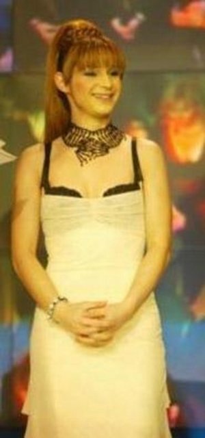 Antalya Kemer'de önce kuaförlük sonra dansözlük yapmış ardın da Popstar yarışmasıyla tüm Türkiye'ye adını duyurmuştu.