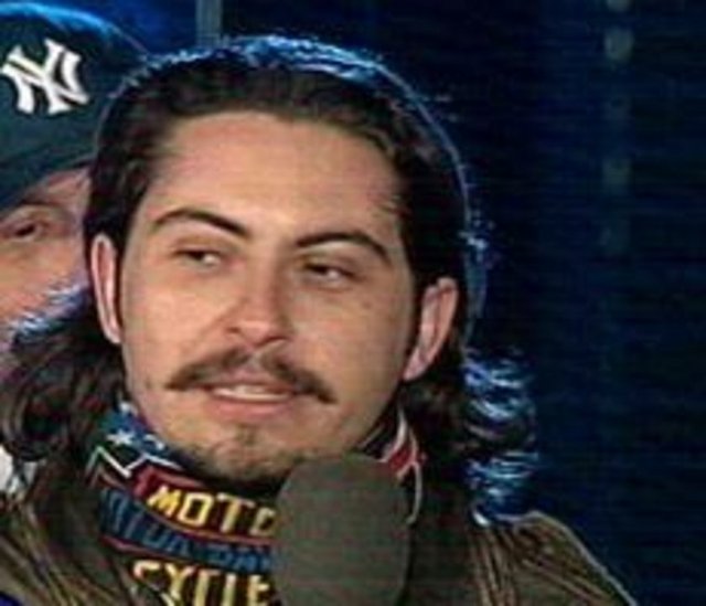 Eray Sezer de Biri Bizi Gözetliyor yarışmalarının en çok akılda kalan katılımcılarından biriydi.. Yıllar önce bir TV programına konuk olmuştu. Ama bu kez kendisini motosiklet gönüllüsü olarak tanıdı tüm Türkiye.