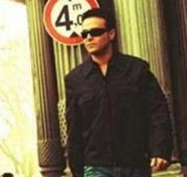 Bir dönem ekrarları kasıp kavuran Biri Bizi Gözetliyor fırtınasının yarattığı ünlülerden biriydi Tarık. un bu yarışkaya katılmaktaki amaçlarından biri müzikal alanda kendini göstermekti. Yarışma sırasında da bol bol gitar çalıyordu zaten.