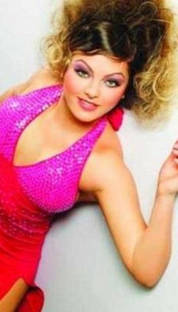 Ancak yıldızı parladığı kadar ani bir şekilde söndü. Daha sonra gözyaşları içinde tüm bunların düzmece olduğunu anlattı.