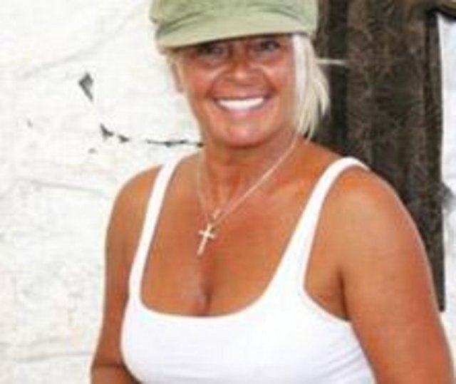 Ama orada beklediğini bulamayınca bu kez yine 2000'li yılların başında çok konuşulan Dokun Bana yarışmasına katıldı.