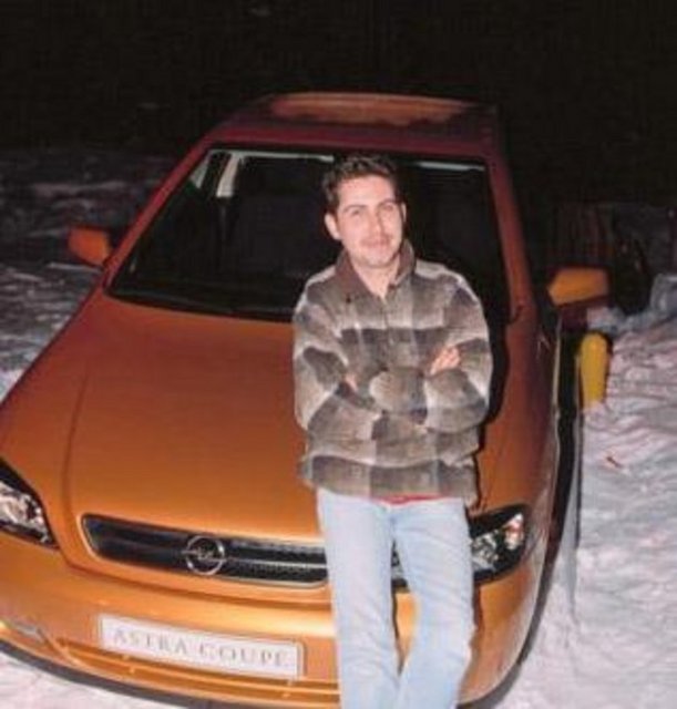 Sezer yarışmada kazandığı araba ile böyle poz vermişti objektiflere.