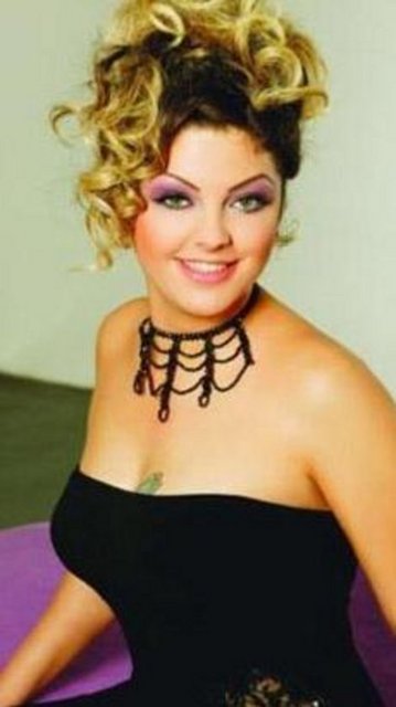 Gelinim Olur musun adlı yarışma onun hayatını bir anda değiştirdi. Özellikle 'kaynana Semra' ile atışmaları onu bir anda Türkiye'nin gündemine taşıdı.