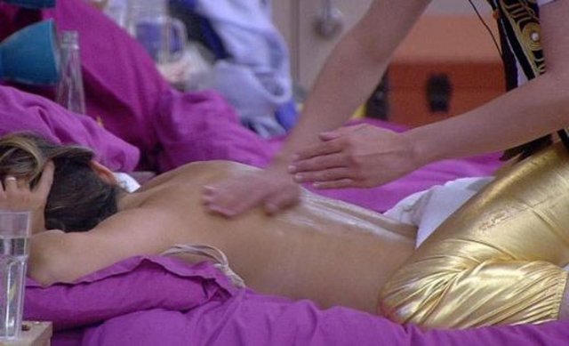 Singapur asıllı Dexter Kohn adlı yarışmacının yakınlık hissettiği Charlie Travers'a masaj yapması kelimenin tam anlamıyla olay oldu...