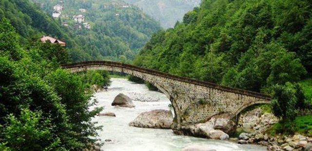 Makedonya'da 40 bin Euro'luk gayrimenkul alan yabancılara bir yıllık oturma izni, 400 bin Euro değerinde yatırım yapana ve en az 10 işçi istihdam edene ise vatandaşlık tanınıyor