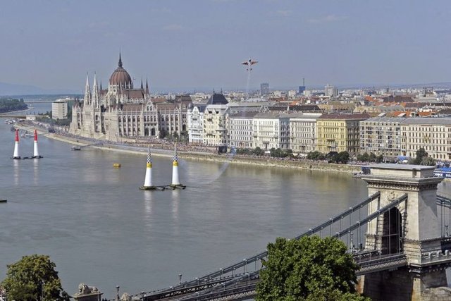 Daha fazla yabancı yatırımcı çekmek için "tahvil satın alınması karşılığında vatandaşlık" veren Macaristan 300 bin Euro, Bulgaristan ise 512 bin Euro karşılığında kendisinden devlet tahvili alan yatırımcılara vatandaşlığın yolunu açıyor.