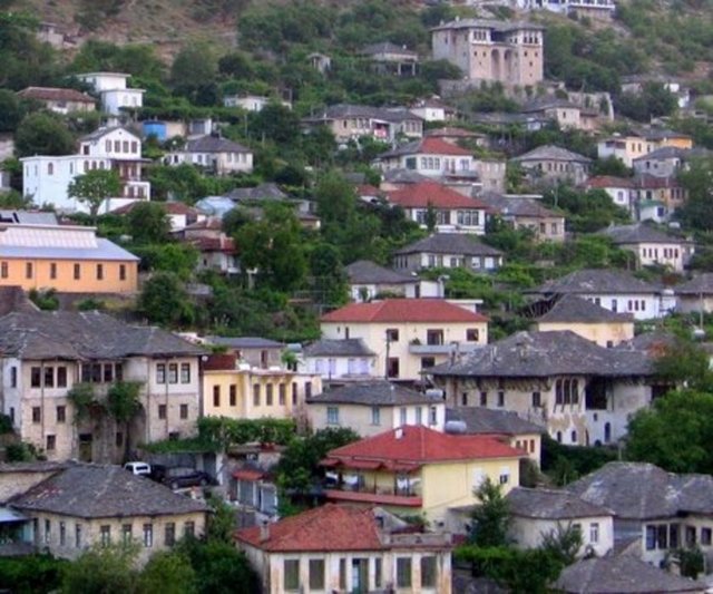 Arnavutluk'da ülkede 200 bin dolar yatırım yapan işadamları vatandaşlık hakkını kazanıyor