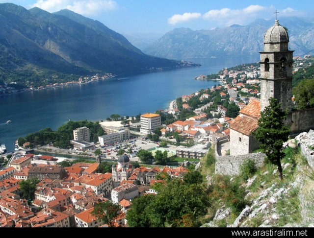Karadağ'da ise 500 bin Euro'dan fazla yatırım yapan işadamlarına vatandaşlık hakkı veriliyor