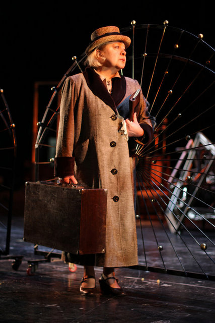 Neil Simon'ın yazdığı 'Müziksiz Evin Konukları' Macide Tanır'ın anısına sahnelenecek.