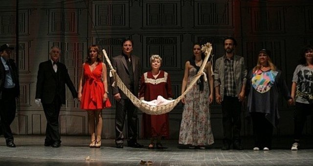 Parçalanmış bir ailenin sevgiyi keşfini anlatan oyunun yönetmeni Nedim Saban.