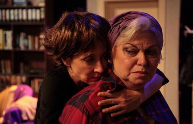 KENTER TİYATROSU: Kadriye Kenter ile Defne Halman'ın rol aldıkları 'Toplu Hikayeler' bu sezon da devam edecek.