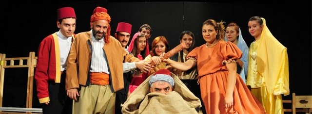 Bunlar ilki Alman ekip Theater an der Ruhr'un partnerliğiyle üretilen 'Çinka'. Yiğit Sertdemir'in kurguladığı oyun Karadeniz Bölgesi'nin doğasını ve doğanın buradaki insanların tavrını ve yaşamını nasıl etkilediğini anlatıyor.