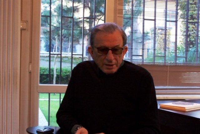 Haldun Dormen'in yazdığı oyunun yönetmeni Hakan Altıner. Oyunda Kenter ile Dormen'e Hakan Altıner, Göksel Kortay, Çiğdem Tunç, Damla Cercisoğlu, Hilmi Özçelik, Bahadır Vatanoğlu, Efe Deprem ve Sadi Özen eşlik ediyor.