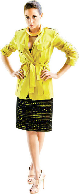 Sahnede açılan perde kendiliğinden seyircinin ruhundaki, zihnindeki, kabindeki perdeyi de aralar hatta kaldırıverir. Tecrübeyle sabittir; sihirli değnek etkisi yaratabilir.