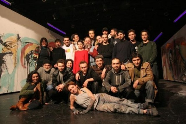 Sezonun yeni oyunu ise Arthur Milner'in 'Olanlar'ı. İsrail-Filistin çatışması üzerinden önyargıları ve savaşı sorgulayan oyunu Serkan Keskin yönetecek.