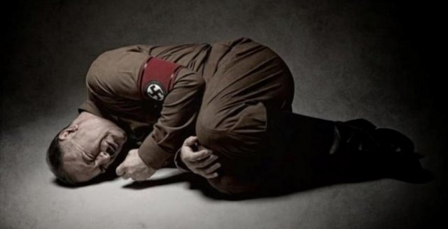 BO SAHNE: Burak Sergen'in tek kişilik oyunu 'Adolp' ve...