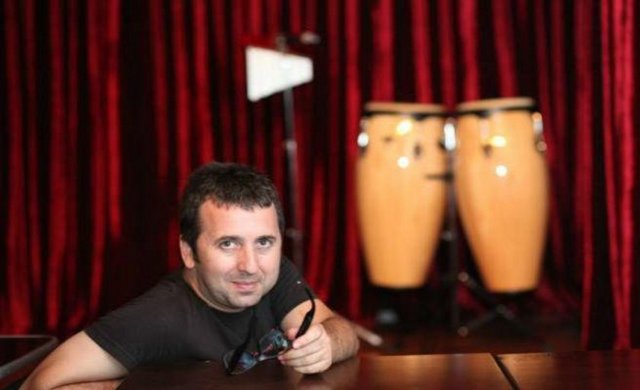 METİN ZAKOĞLU CAFE THEATRE: Metin Zakoğlu sezonu 'Edepsiz Komedi' adlı oyunla 22 Eylül'de Kozzy'de açıyor. Geçtiğimiz sezondan 'Herkes mi Aldatır?' bu sezon da devam edecek. Yeni oyunlardan 'Mario ve Pablo 1 Ekim'de prömiyer yapacak. Oyunda Metin Zakoğlu, Ayşe Erbulak, Özden Özgurdal ve Melis Aksoy rol alıyor. İkinci oyun ise Zakoğlu'nun Yıldıray Özliyen ile birlikte kaleme aldığı 'Zuerbamya Cumhuriyeti". Zakoğlu bu sezon tiyatro sahnesinden ana haber de sunacak. Bu gece şovunun adı 'Tiyatrodan Al Haberi' olacak.