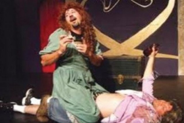 İkinci oyun ise 'Shakespeare'in Bütün Eserleri'. Londra West End'de 10 sezon kapalı gişe oynayan bu komedi, ülkemizde ilk kez sahneleniyor.