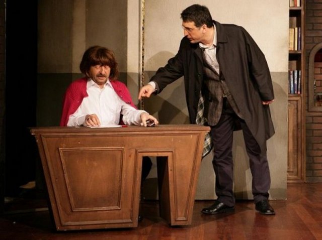 Yeni dünya düzenine ayak uyduramamış bir deniz adamının hikayesini anlatan oyunda Erkan Can ihtiyar balıkçıyı, Yıldıray Şahinler tayfayı, Bahtiyar Engin geçmişten gelen adamı, Simge Defne Çelik ise geçmişten gelen kadını canlandırıyor.