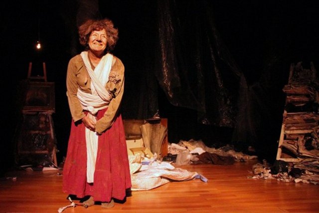 Öldüğümüz Gece: Özen Yula'nın yazıp yönettiği oyun; Ayşenil Şamlıoğlu, Mustafa Uğurlu, Beste Bereket, Rıza Kocaoğlu, Turgay Kantürk ve Begüm Birgören'i bir araya getiriyor.