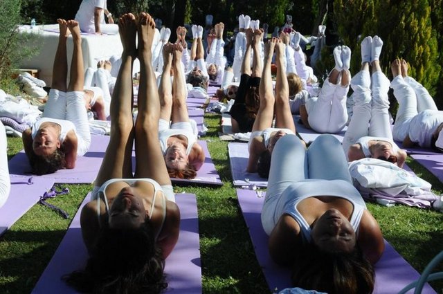Kadınlar 2 gruba ayrıldı. 20'si 12 hafta süreyle yoga kursuna katıldı. Diğerleri ise yoga yapmadı.