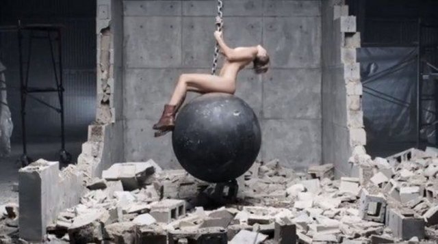 Miley Cyrus'un çırılçıplak soyunup bir topun üzerine oturarak çektiği klip de olay yaratmıştı
