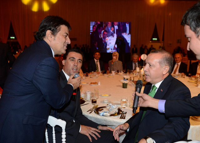 Sanatçı Coşkun Sabah ve Başbakan Erdoğan, ''Beraber Yürüdük Biz Bu Yollarda'' adlı şarkıyı birlikte söyledi.